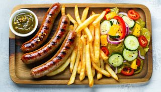 Combo - Carnati cu boabe de mustar + cartofi prajiti + salata de murat