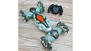 Машина перевертыш вездеход на пульту управления