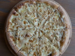 Сирна піца з трюфельним медом та грушею (480g)