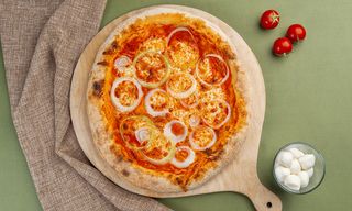 შებოლილი ყველის პიცა