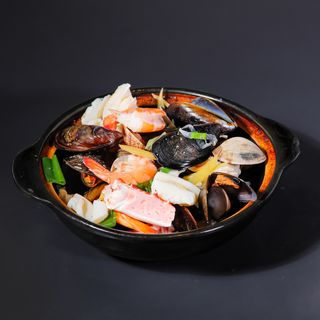 Misto di mare in pentola di terracotta