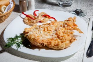 Snitel de porc prin pesmet cu cartofi prajiti