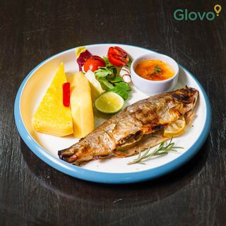 Pastrav la gratar cu mamaliga si mujdei de usturoi