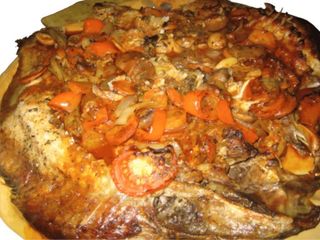 Crap la cuptor cu legume