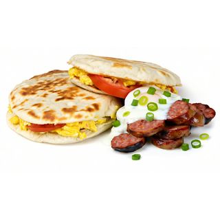 Huevos Pericos Con Arepa Y Salchicha Ranchera