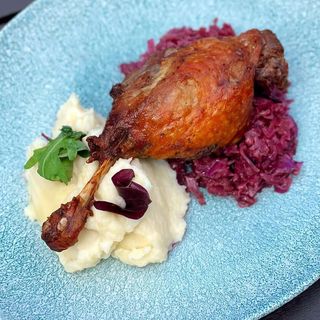 Pulpa de rata cu varza rosie si piure de cartofi