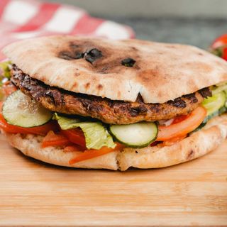 Punjena gurmanska pljeskavica sa cheddar sirom + Coca Cola