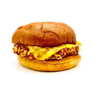 Hamburguesa kids de pollo crujiente con patatas.