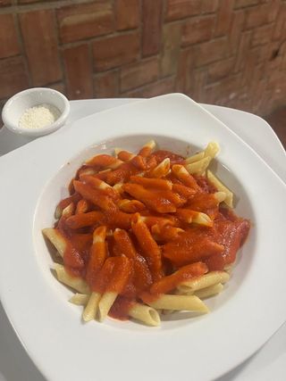 Macarrones con tomate y queso en polvo