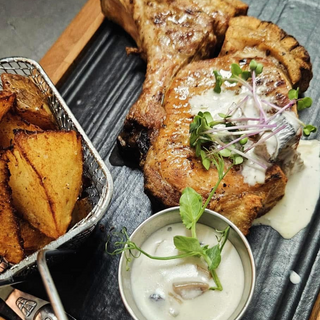 Cotlet de porc cu sos de hribi