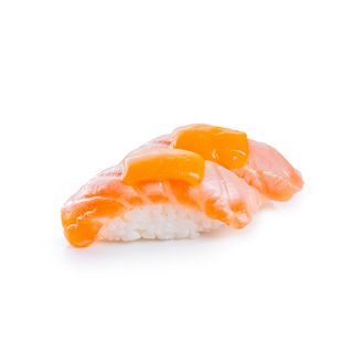 Nigiri de salmon flameado con queso 