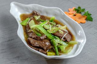 Solomillo De Ternera Con Verduras Mixtas Orientales