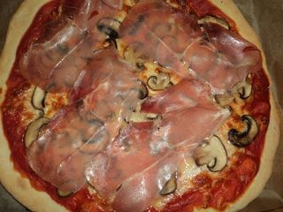 Margherita, funghi e crudo