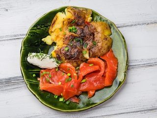 Картопля з печі з лососем слабої солі (200/100/30g)