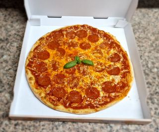 PIZZA PEPPERONI (33CM)