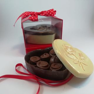 Caseta inima din ciocolata cu praline