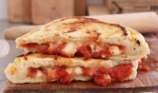 Calzone con prosciutto, formaggio e pomodoro