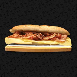 Bocadillo De Bacon Con Queso Y Tomate
