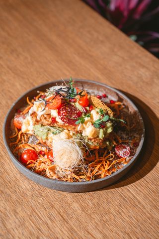 Hashbrown cu scrambled, avocado și camembert