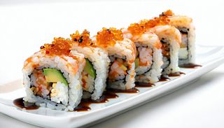 Uramaki roll canyon flambè