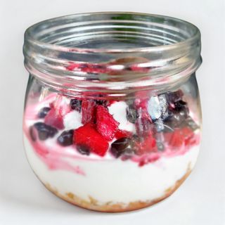 Йогурт з гранолою та фруктовим гарніром ( 230 гр)