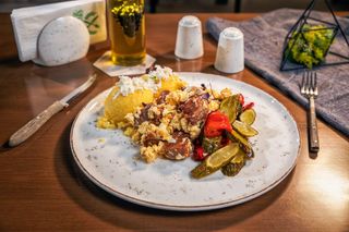 Carne la  garnita cu oua  amestecate și mamaliguta