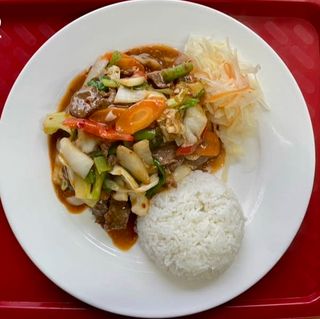 T2 Tajska wołowina smażona na ostro z czosnkiem i warzywami