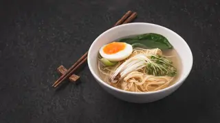 Ramen in grano in brodo con verdure
