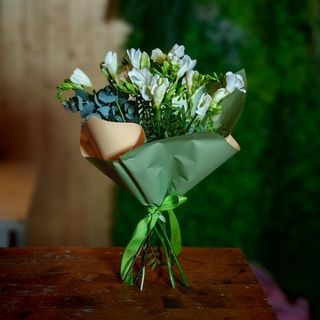 Buchet 11 frezii albe