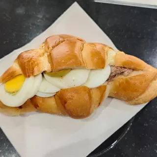 Cornetto con uovo e tonno