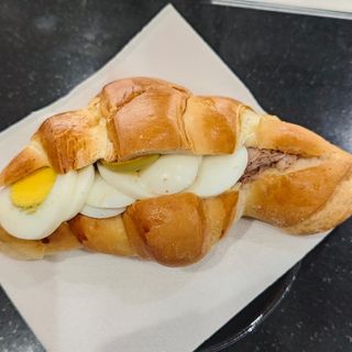 Cornetto con uovo e tonno