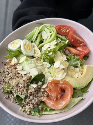 Боул з кіноа і лососем слабоЇ солі (180г)