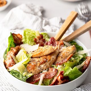 SALATA CAESAR CU PUI CRISPY SI SOS cu ANCHOIS 