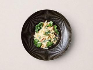 Tagliatelle z łososiem, szpinakiem i cukinią w sosie śmietankowym (380g)