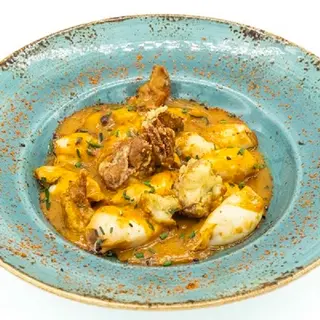 Chilli crab de chipirones a la sarten y cangrejos de concha blanda 