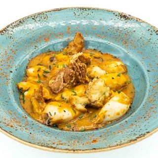 Chilli crab de chipirones a la sarten y cangrejos de concha blanda 