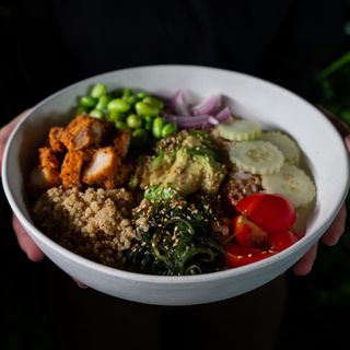 Poke con pollo frito