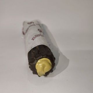 CHURRO RELLENO DE PISTACHO  Y CUBIERTO DE CHOCOLATE