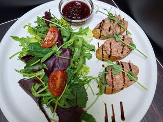 Салат з качкою конфі та джемом (240g)