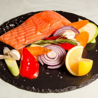 Dimljeni losos salata