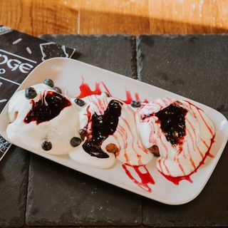 Papanasi cu dulceata de afine si smantana