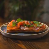 Tostada De Tomate Con Aove Y Salmón Ahumado