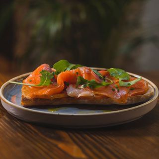 Tostada De Tomate Con Aove Y Salmón Ahumado