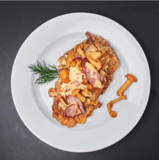 Отбивная из говядины с опятами и охотничьими колбасками (120 гр.)