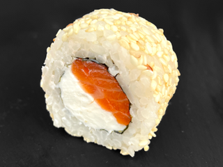 Філадельфія з лососем в кунжуті рол