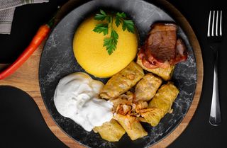 Sarmale cu mamaliguta, costita ,smantana  si ardei iute (4 buc)