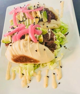 Bao de Rabo de Toro, Aguacate, Cebolla Encurtida y Mahonesa de Kimchie