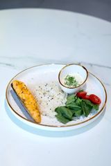 СТЕЙК ИЗ ЛОСОСЯ С РИСОМ И СЛИВОЧНЫМ СОУСОМ