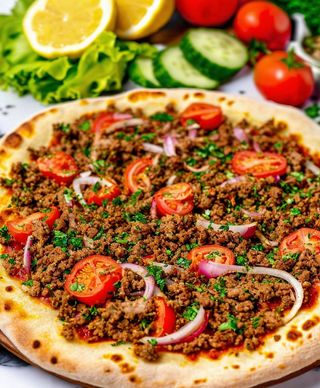 Pizza Turca Mixta Con Patatas Y Bebidas