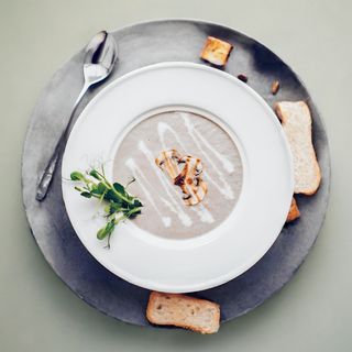 Крем-суп з грибами і багетом з пармезаном